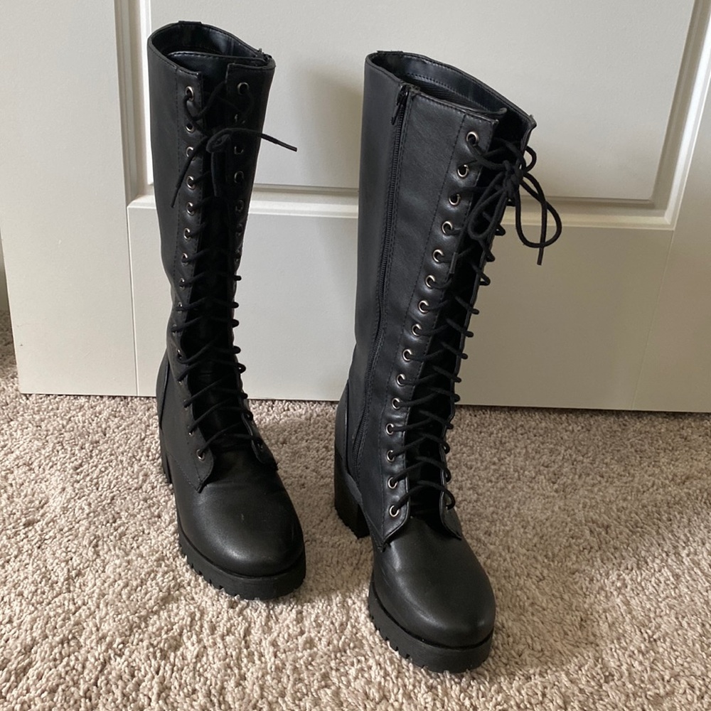 Soda with Lug Sole Laceup Boots. Size 7.5. Color Black.